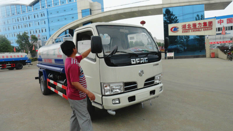 正在給5噸<a href=http://khskpw.cn/ssc target=_blank class=infotextkey>灑水車(chē)</a>做出廠(chǎng)前準(zhǔn)備