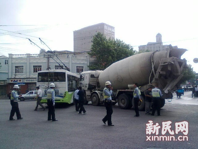 一輛19路電車在新閘路成都北路路口被一輛水泥<a href=http://khskpw.cn/jbc/ target=_blank class=infotextkey>攪拌車</a>攔腰撞擊，車毀嚴(yán)重。通訊員 殷佳維 攝
