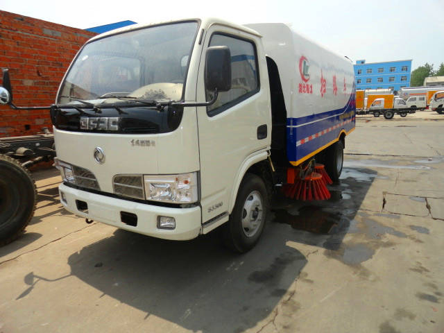  東風(fēng)福瑞卡道路清掃車（<a href=http://khskpw.cn/saoluche/ target=_blank class=infotextkey>掃路車</a>）