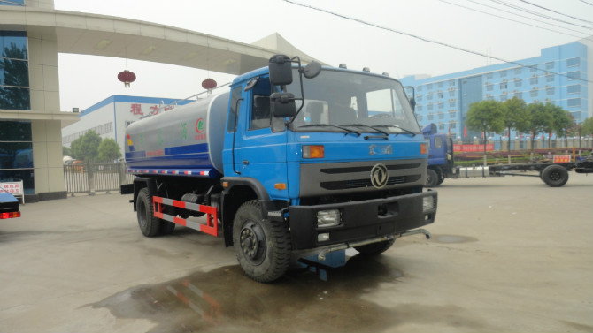 程力廠門 前的東風(fēng)153<a href=http://khskpw.cn/ssc target=_blank class=infotextkey>灑水車</a>