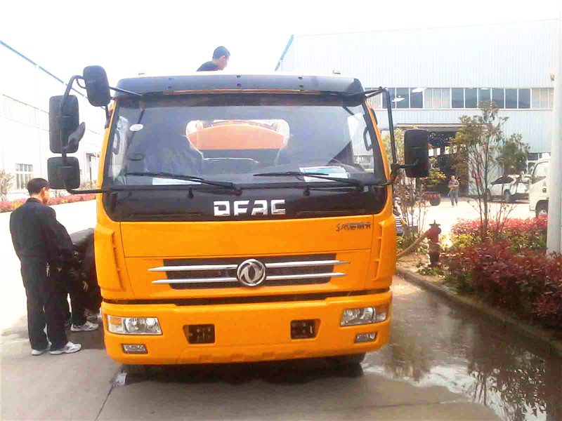 高壓清洗<a href=http://khskpw.cn/xifenche/ target=_blank class=infotextkey>吸糞車</a>正面圖